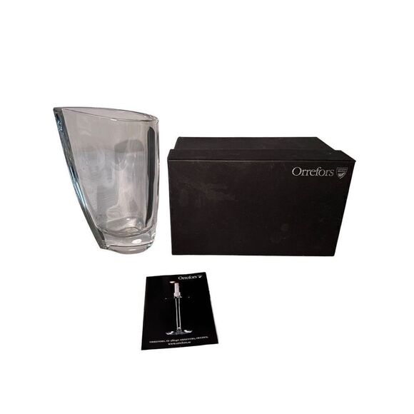 VINTAGE SIGNED SWEDISH DESIGNED ORREFORS 7" TALL TEARDROP TOP GLASS CRYSTAL VASE - Picture 1 of 16